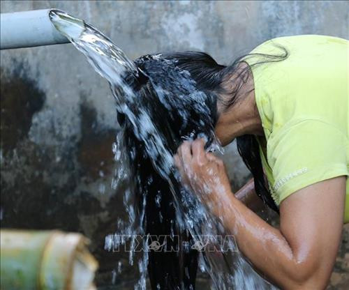 Già làng, đàn ông dựng cây Nêu trong lễ cúng Bến nước. Ảnh: Hồng Điệp - TTXVN Tại Bến nước làng Khưn, phường Trà Bá, thành phố Pleiku, bà con trong làng tập trung lấy nước vào mỗi buổi sáng. Ảnh: Hồng Điệp - TTXVN Phụ nữ tập trung tắm giặt sau một ngày lao động. Ảnh: Hồng Điệp - TTXVN Sáng sớm, người dân tập trung về Bến nước để vệ sinh cá nhân, rồi gùi nước về nhà dùng. Ảnh: Hồng Điệp - TTXVN Già làng, đàn ông dựng cây Nêu trong lễ cúng Bến nước. Ảnh: Hồng Điệp - TTXVN Tại Bến nước làng Khưn, phường Trà Bá, thành phố Pleiku, bà con trong làng tập trung lấy nước vào mỗi buổi sáng. Ảnh: Hồng Điệp - TTXVN Phụ nữ tập trung tắm giặt sau một ngày lao động. Ảnh: Hồng Điệp - TTXVN Sáng sớm, người dân tập trung về Bến nước để vệ sinh cá nhân, rồi gùi nước về nhà dùng. Ảnh: Hồng Điệp - TTXVN