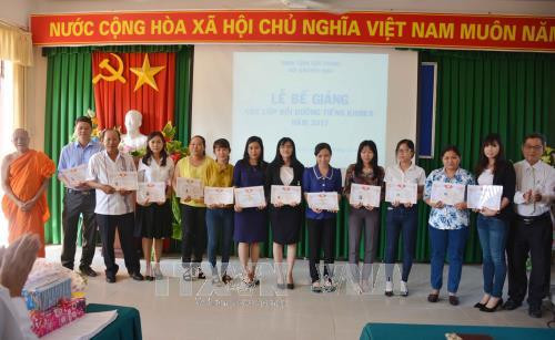 Khen thưởng các học viên xuất sắc. Ảnh: Hoài Thu – TTXVN Khen thưởng các học viên xuất sắc. Ảnh: Hoài Thu – TTXVN