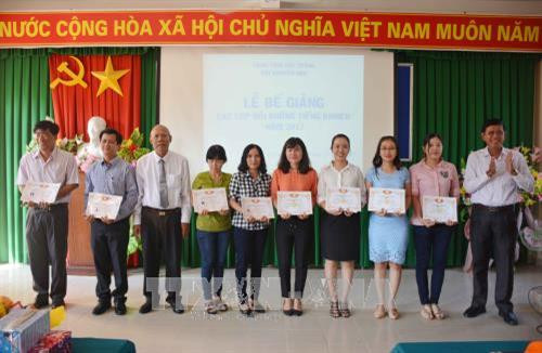 Khen thưởng các học viên xuất sắc. Ảnh: Hoài Thu – TTXVN Khen thưởng các học viên xuất sắc. Ảnh: Hoài Thu – TTXVN