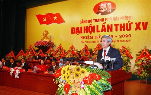 Đồng chí Dương Anh Điền, Bí thư Thành ủy Hải Phòng trình bày Báo cáo chính trị trình Đại hội, sáng 22/10. Ảnh: Lâm Khánh – TTXVN Đồng chí Dương Anh Điền, Bí thư Thành ủy Hải Phòng trình bày Báo cáo chính trị trình Đại hội, sáng 22/10. Ảnh: Lâm Khánh – TTXVN