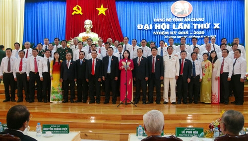 Ban Chấp hành Đảng bộ tỉnh An Giang nhiệm kỳ 2015 - 2020 ra mắt Đại hội. Ảnh: Công Mạo – TTXVN