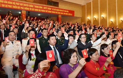 Các đại biểu biểu quyết thông qua chương trình Đại hội, sáng 22/10. Ảnh: Lâm Khánh – TTXVN Các đại biểu biểu quyết thông qua chương trình Đại hội, sáng 22/10. Ảnh: Lâm Khánh – TTXVN