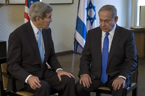 Ngoại trưởng Mỹ John Kerry (trái) và Thủ tướng Israel Benjamin Netanyahu. Ảnh: AFP/ TTXVN