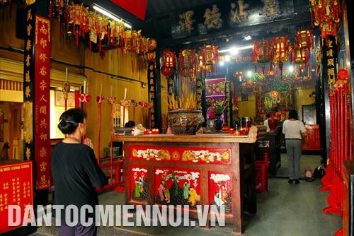 Khách thập phương đến viếng chùa Bà (phường Phú Cường, Thành phố Thủ Dầu Một, tỉnh Bình Dương). Ảnh: Mạnh Linh