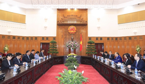 Thủ tướng Nguyễn Xuân Phúc tiếp Bộ trưởng Ngoại giao Philippines Jose Almendras đang thăm Việt Nam. Ảnh: Thống Nhất-TTXVN