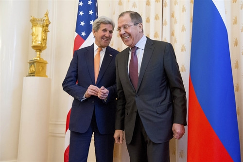 Trong ảnh (tư liệu): Ngoại trưởng Nga Sergei Lavrov (phải) và Ngoại trưởng Mỹ John Kerry trong cuộc gặp ở thủ đô Moskva ngày 24/3. AFP/TTXVN