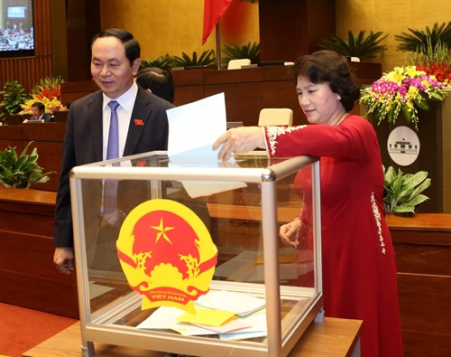 Lãnh đạo Đảng, Nhà nước, Quốc hội bỏ phiếu phê chuẩn đề nghị của Chủ tịch Hội đồng bầu cử quốc gia về danh sách một số Phó Chủ tịch và một số Ủy viên Hội đồng bầu cử quốc gia; phê chuẩn đề nghị của Chủ tịch nước về danh sách một số Phó Chủ tịch và một số Ủy viên Hội đồng quốc phòng và an ninh. Ảnh: Phương Hoa - TTXVN Lãnh đạo Đảng, Nhà nước, Quốc hội bỏ phiếu phê chuẩn đề nghị của Chủ tịch Hội đồng bầu cử quốc gia về danh sách một số Phó Chủ tịch và một số Ủy viên Hội đồng bầu cử quốc gia; phê chuẩn đề nghị của Chủ tịch nước về danh sách một số Phó Chủ tịch và một số Ủy viên Hội đồng quốc phòng và an ninh. Ảnh: Phương Hoa - TTXVN