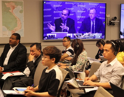 Các nhà báo tham dự Lễ công bố Báo cáo “Cập nhật Kinh tế Đông Á-Thái Bình Dương” được tổ chức trực tuyến tại trụ sở WB ở Hà Nội. Ảnh: Trần Việt - TTXVN
