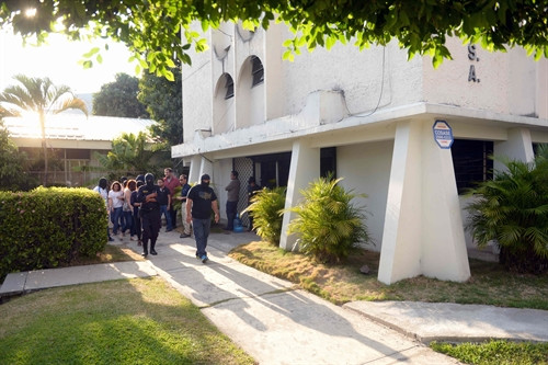 Trong ảnh (tư liệu): Cảnh sát khám xét văn phòng Công ty luật Mossack Fonseca tại San Salvador, El Salvador ngày 8/4. AFP/TTXVN