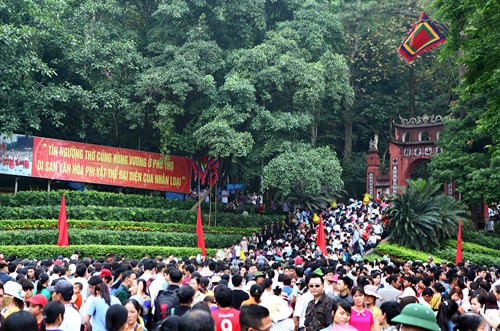 Đông đảo nhân dân cùng du khách thập phương về dâng hương trong ngày Giỗ Tổ Hùng Vương,. Ảnh: Quý Trung - TTXVN Đông đảo nhân dân cùng du khách thập phương về dâng hương trong ngày Giỗ Tổ Hùng Vương,. Ảnh: Quý Trung - TTXVN