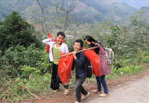 Học sinh trường Tiểu học và Trung học cơ sở số 2 xã Hồng Ca huyện Trấn Yên (Yên Bái) phấn khởi khi được các nhà tài trợ tặng áo ấm. Ảnh: Đinh Thùy-TTXVN Học sinh trường Tiểu học và Trung học cơ sở số 2 xã Hồng Ca huyện Trấn Yên (Yên Bái) phấn khởi khi được các nhà tài trợ tặng áo ấm. Ảnh: Đinh Thùy-TTXVN