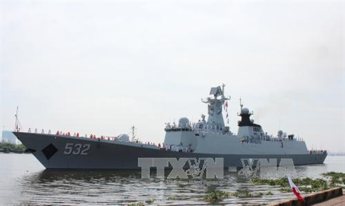 Tàu Hộ vệ tên lửa 532/Jing Zhou của Hải quân Trung Quốc đang được lai dắt cập Cảng Quốc tế Thành phố Hồ Chí. Ảnh: Xuân Khu-TTXVN phát