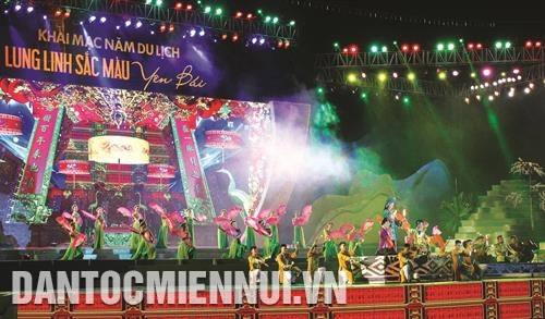 Lễ khai mạc “năm du lịch Yên Bái 2017” với chủ đề “Lung linh sắc màu Yên Bái” do hơn 300 nghệ sĩ, diễn viên của các đoàn nghệ thuật trung ương, địa phương trình diễn, ca ngợi vẻ đẹp quê hương, đất nước, con người Yên Bái Lễ khai mạc “năm du lịch Yên Bái 2017” với chủ đề “Lung linh sắc màu Yên Bái” do hơn 300 nghệ sĩ, diễn viên của các đoàn nghệ thuật trung ương, địa phương trình diễn, ca ngợi vẻ đẹp quê hương, đất nước, con người Yên Bái