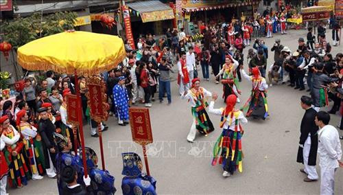 Đoàn rước đi qua trước chùa làng Triều Khúc. Ảnh: Hoàng Hùng - TTXVN Đoàn rước sang đình Sắc làm lễ. Ảnh: Hoàng Hùng - TTXVN Rước long bào nhà vua về hậu cung đình Đại. Ảnh: Hoàng Hùng - TTXVN Đoàn rước làm lễ trước chùa làng Triều Khúc. Ảnh: Hoàng Hùng - TTXVN Biểu diễn múa rồng tại hội làng. Ảnh: Hoàng Hùng - TTXVN Đoàn rước sang đình Sắc làm lễ. Ảnh: Hoàng Hùng - TTXVN Điệu múa cổ "Con đĩ đánh bồng" do các chàng trai trong làng Triều Khúc giả gái thực hiện thu hút đông đảo người xem. Ảnh: Hoàng Hùng - TTXVN Tương truyền khi xưa, Phùng Hưng sau khi đánh thắng giặc Đường thì nghỉ chân tại thành Tống Bình (làng Triều Khúc ngày nay). Ngài lệnh cho một số lính nam cải trang thành nữ múa để khích lệ tinh thần quân sĩ sau này điệu múa trở thành điệu múa có một không hai của hội làng Triều Khúc. Ảnh: Hoàng Hùng - TTXVN Đoàn rước đi qua trước chùa làng Triều Khúc. Ảnh: Hoàng Hùng - TTXVN Đoàn rước sang đình Sắc làm lễ. Ảnh: Hoàng Hùng - TTXVN Rước long bào nhà vua về hậu cung đình Đại. Ảnh: Hoàng Hùng - TTXVN Đoàn rước làm lễ trước chùa làng Triều Khúc. Ảnh: Hoàng Hùng - TTXVN Biểu diễn múa rồng tại hội làng. Ảnh: Hoàng Hùng - TTXVN Đoàn rước sang đình Sắc làm lễ. Ảnh: Hoàng Hùng - TTXVN Điệu múa cổ "Con đĩ đánh bồng" do các chàng trai trong làng Triều Khúc giả gái thực hiện thu hút đông đảo người xem. Ảnh: Hoàng Hùng - TTXVN Tương truyền khi xưa, Phùng Hưng sau khi đánh thắng giặc Đường thì nghỉ chân tại thành Tống Bình (làng Triều Khúc ngày nay). Ngài lệnh cho một số lính nam cải trang thành nữ múa để khích lệ tinh thần quân sĩ sau này điệu múa trở thành điệu múa có một không hai của hội làng Triều Khúc. Ảnh: Hoàng Hùng - TTXVN