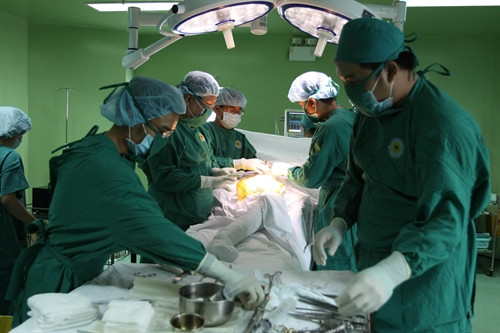 Ca phẫu thuật thay khớp háng do các bác sĩ khoa Ngoại bệnh viện Quận 11 thực hiện. Ảnh: Phương Vy-TTXVN Ca phẫu thuật thay khớp háng do các bác sĩ khoa Ngoại bệnh viện Quận 11 thực hiện. Ảnh: Phương Vy-TTXVN