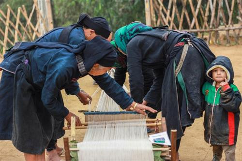 Cụ già ngồi làm sạch bông Các cụ già đang chuốt sạch những sợi thô.Những công đoạn này thường phải làm đông người cùng nhau. Công đoạn làm sạch vải sau khi kéo sợi. Các em nhỏ xem và được dạy thêm cách làm vải. Giàn phơi sợi vải Người phụ nữ dùng sức nặng của cơ thể kéo bánh xe quay vải E m bé La chí với chiếc mũ vải truyền thống Khoảnh khắc vui đùa trong lúc làm bông của các thiếu nữ La Chí Vải sau khi dệt đượ nhúng chàm để tạo màu sau đó phơi trên những chiếc sào tre ngời hiên nhà. Cụ già trong làng đi kiểm tra chất lượng sợi . Cụ già ngồi làm sạch bông Các cụ già đang chuốt sạch những sợi thô.Những công đoạn này thường phải làm đông người cùng nhau. Công đoạn làm sạch vải sau khi kéo sợi. Các em nhỏ xem và được dạy thêm cách làm vải. Giàn phơi sợi vải Người phụ nữ dùng sức nặng của cơ thể kéo bánh xe quay vải E m bé La chí với chiếc mũ vải truyền thống Khoảnh khắc vui đùa trong lúc làm bông của các thiếu nữ La Chí Vải sau khi dệt đượ nhúng chàm để tạo màu sau đó phơi trên những chiếc sào tre ngời hiên nhà. Cụ già trong làng đi kiểm tra chất lượng sợi .
