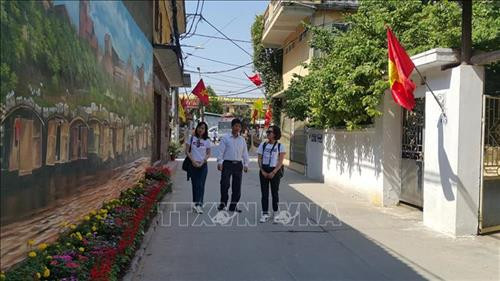 Tuyến đường thôn 3, làng Bát Tràng, huyện Gia Lâm (Hà Nội) được nhân dân chung tay xây dựng thành tuyến đường xanh, sạch, đẹp. Ảnh: Đinh Thuận - TTXVN Tuyến đường thôn 3, làng Bát Tràng, huyện Gia Lâm (Hà Nội) được nhân dân chung tay xây dựng thành tuyến đường xanh, sạch, đẹp. Ảnh: Đinh Thuận - TTXVN