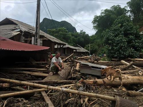 Người dân thẫn thờ khi tài sản bị nước lũ cuốn trôi. Ảnh: TTXVN phát Người dân thẫn thờ khi tài sản bị nước lũ cuốn trôi. Ảnh: TTXVN phát