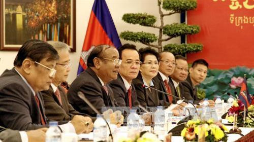 Đại tướng Pol Saroun, Tổng Tư lệnh Quân đội Hoàng gia Campuchia, Chủ tịch Ủy ban Chuyên trách Chính phủ Campuchia phát biểu tại kỳ họp. Ảnh : Thế Anh-TTXVN