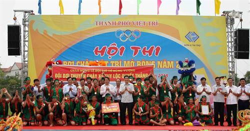 Ban tổ chức trao giải Nhất và Cup vô địch cho đội xã Tuy Lộc, huyện Cẩm Khê. Ảnh: Thanh Tùng-TTXVN Ban tổ chức trao giải Nhất và Cup vô địch cho đội xã Tuy Lộc, huyện Cẩm Khê. Ảnh: Thanh Tùng-TTXVN