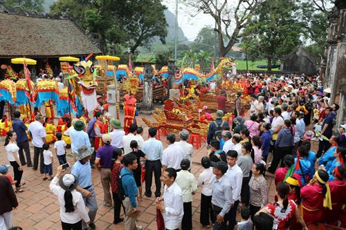 Đông đảo người dân và du khách tham gia lễ hội. Ảnh: Ninh Đức Phương - TTXVN Đông đảo người dân và du khách tham gia lễ hội. Ảnh: Ninh Đức Phương - TTXVN