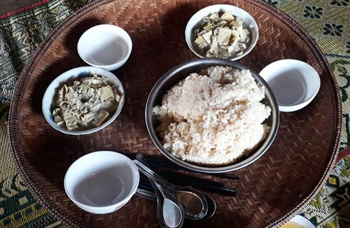 Chiếc pa điền xang (mâm mây đựng cơm) tinh tế, tiện dụng của người Vân Kiều ở xã Trường Sơn. Chiếc pa điền xang (mâm mây đựng cơm) tinh tế, tiện dụng của người Vân Kiều ở xã Trường Sơn.