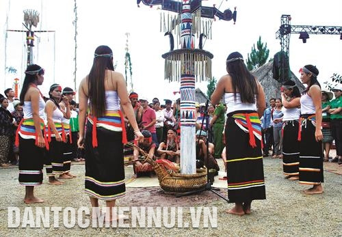 Phụ nữ Cor chuẩn bị múa kađấu tại “Ngày hội trình diễn cây nêu và giao lưu văn hóa, thể thao, du lịch các dân tộc Việt Nam 2017”, được tổ chức tại huyện Tây Giang (Quảng Nam). Phụ nữ Cor chuẩn bị múa kađấu tại “Ngày hội trình diễn cây nêu và giao lưu văn hóa, thể thao, du lịch các dân tộc Việt Nam 2017”, được tổ chức tại huyện Tây Giang (Quảng Nam).