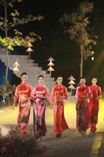 Vẻ đẹp thướt tha, dịu dàng và nữ tính của áo dài đã trở thành trang phục mang đậm dấu ấn thuần phong, mỹ tục của dân tộc Việt Nam và thường được trình diễn trong các sự kiện quan trọng của đất nước. Vẻ đẹp thướt tha, dịu dàng và nữ tính của áo dài đã trở thành trang phục mang đậm dấu ấn thuần phong, mỹ tục của dân tộc Việt Nam và thường được trình diễn trong các sự kiện quan trọng của đất nước.