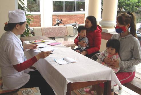 Để giảm tải cho tuyến trên, Bộ Y tế đang xây dựng mô hình điểm 26 trạm y tế hoạt động theo nguyên lý y học gia đình để từ đó nhân rộng ra cả nước. Nguồn ảnh: thoibaotaichinhvietnam.vn