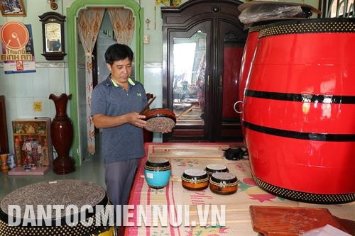 Những chiếc trống do nghệ nhân ở Bình An làm ra đều đặc sắc, âm thanh vang vọng, bền lâu. Ảnh: Bùi Giang