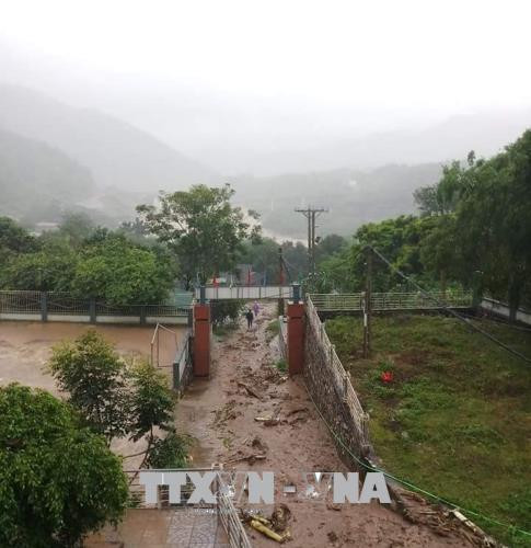 Mưa lũ làm sạt lở đường và nhà dân tại huyện Mường Lát . Ảnh: TTXVN phát Mưa lũ làm sạt lở đường và nhà dân tại huyện Mường Lát . Ảnh: TTXVN phát