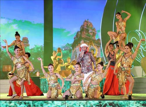 Tiết mục nghệ thuật tại buổi lễ. Ảnh: Thống Nhất – TTXVN Tiết mục nghệ thuật tại buổi lễ. Ảnh: Thống Nhất – TTXVN