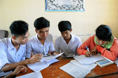 Học sinh lớp 12 trường DTNT Vĩnh Châu, Thị xã Vĩnh Châu, trong giờ học nhóm Học sinh lớp 12 trường DTNT Vĩnh Châu, Thị xã Vĩnh Châu, trong giờ học nhóm