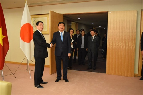 Du khách hào hứng khi tham gia tiết mục nhảy sạp cùng đội văn nghệ đồng bào các dân tộc ở Mai Châu (Hòa Bình).