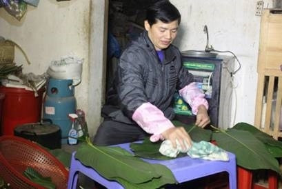 Lá dong rửa sạch lau khô, cắt bớt gân cho lá mềm.