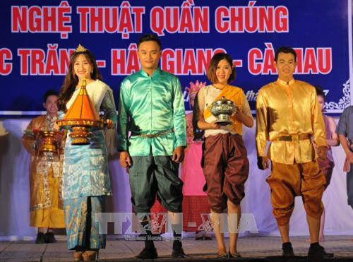 Trình diễn, giới thiệu trang phục truyền thống của đồng bào Khmer Nam bộ tại trình giao lưu nghệ thuật quần chúng tỉnh Sóc Trăng – Hậu Giang – Cà Mau diễn ra trong khuôn viên chùa Xiêm Cán (xã Vĩnh Trạch Đông, Thành phố Bạc Liêu, tỉnh Bạc Liêu). Ảnh: Mạnh Linh-TTXVN