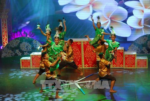 Tiết mục "Cùng nhảy múa với chim công" do đoàn nghệ thuật quần chúng thành phố Cần Thơ biểu diễn tại liên hoan. Ảnh: Mạnh Linh-TTXVN