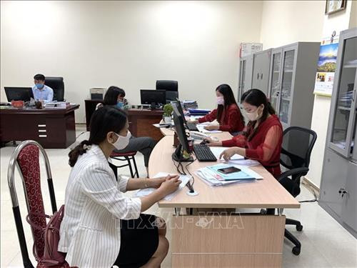 Đại diện doanh nghiệp đến thực hiện thủ tục giãn thuế tại Cục Thuế tỉnh Sơn La. Ảnh: Hữu Quyết – TTXVN Đại diện doanh nghiệp đến thực hiện thủ tục giãn thuế tại Cục Thuế tỉnh Sơn La. Ảnh: Hữu Quyết – TTXVN