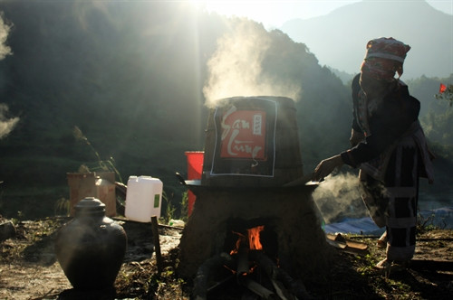 Đông đảo người dân và du khách đã nô nức tham gia Lễ hội Rượu xuân Đinh Dậu 2017, hưởng ứng Năm du lịch quốc gia 2017 - Lào Cai - Tây Bắc. Tại lễ hội, đồng bào tổ chức nấu những loại rượu ngon, nổi tiếng theo phương pháp truyền thống như: rượu San Lùng (xã Bản Xèo), rượu Nậm Pung (xã Nậm Pung), rượu Sim San (xã Ý Tý), rượu Séng Cù (xã Mường Vi)… Du khách được đồng bào mời thưởng thức những ly rượu ngon, được chưng cất theo bí quyết cổ truyền. Đông đảo người dân và du khách đã nô nức tham gia Lễ hội Rượu xuân Đinh Dậu 2017, hưởng ứng Năm du lịch quốc gia 2017 - Lào Cai - Tây Bắc. Tại lễ hội, đồng bào tổ chức nấu những loại rượu ngon, nổi tiếng theo phương pháp truyền thống như: rượu San Lùng (xã Bản Xèo), rượu Nậm Pung (xã Nậm Pung), rượu Sim San (xã Ý Tý), rượu Séng Cù (xã Mường Vi)… Du khách được đồng bào mời thưởng thức những ly rượu ngon, được chưng cất theo bí quyết cổ truyền.