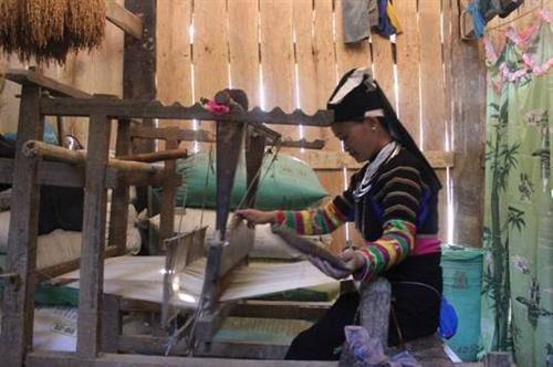 Xóm Nà Van, xã Hồng Trị, huyện Bảo Lạc có khoảng 70 nóc nhà dựa lưng vào núi. Mấy năm gần đây được sự quan tâm đầu tư của Đảng, Nhà nước, đời sống của bà con Lô Lô xóm Nà Van được cải thiện đáng kể. Người phụ nữ Lô Lô xóm Nà Van ai cũng biết se tơ, dệt vải. Trang phục truyền thống của người Lô Lô. Trang phục nam giới Lô Lô đơn giản hơn, màu đen cài khuy ngang, quần ống rộng gần giống quần áo của người Tày, Nùng. Ngày Tết, mọi người quây quần bên bếp lửa, chuẩn bị mâm cơm cúng tổ tiên. Sáng mùng 1 Tết, người đàn ông lớn tuổi trong gia đình sửa soạn bàn thờ mời tổ tiên về đón Tết cùng gia đình. Khách đến chơi nhà được người Lô Lô đón tiếp nồng hậu. Ngày Tết, mọi người khi gặp nhau đều gửi lời chúc phúc cho nhau bằng những làn điệu dân ca mượt mà, sâu lắng. Xóm Nà Van, xã Hồng Trị, huyện Bảo Lạc có khoảng 70 nóc nhà dựa lưng vào núi. Mấy năm gần đây được sự quan tâm đầu tư của Đảng, Nhà nước, đời sống của bà con Lô Lô xóm Nà Van được cải thiện đáng kể. Người phụ nữ Lô Lô xóm Nà Van ai cũng biết se tơ, dệt vải. Trang phục truyền thống của người Lô Lô. Trang phục nam giới Lô Lô đơn giản hơn, màu đen cài khuy ngang, quần ống rộng gần giống quần áo của người Tày, Nùng. Ngày Tết, mọi người quây quần bên bếp lửa, chuẩn bị mâm cơm cúng tổ tiên. Sáng mùng 1 Tết, người đàn ông lớn tuổi trong gia đình sửa soạn bàn thờ mời tổ tiên về đón Tết cùng gia đình. Khách đến chơi nhà được người Lô Lô đón tiếp nồng hậu. Ngày Tết, mọi người khi gặp nhau đều gửi lời chúc phúc cho nhau bằng những làn điệu dân ca mượt mà, sâu lắng.