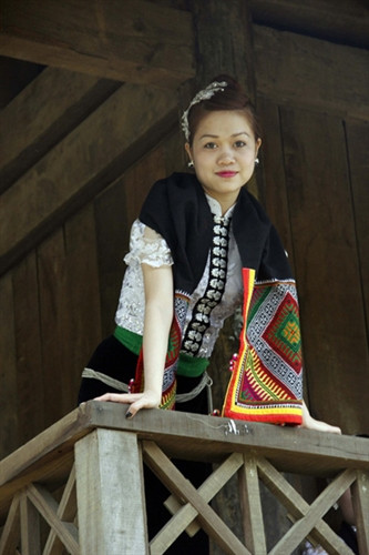 Chiếc khăn piêu thêu chỉ hồng ảnh 2