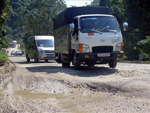 Phương tiện tham gia giao thông qua đường ĐT 186 tăng đột biến. Ảnh: Quang Đán – TTXVN Phương tiện tham gia giao thông qua đường ĐT 186 tăng đột biến. Ảnh: Quang Đán – TTXVN