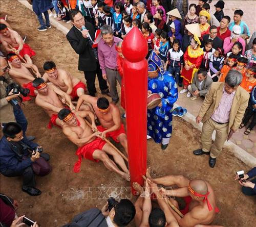 “Kéo co ngồi” không chỉ thể hiện sức khỏe của mỗi người chơi mà còn là tinh thần đoàn kết giữa người chơi, người chạy cờ, người cổ động… Ảnh: Thanh Tùng-TTXVN Mỗi hiệp đấu kết thúc, phần thắng thuộc về bên nào không quan trọng, quan trọng là chúng ta đã góp phần bảo tồn và phát huy một di sản văn hóa phi vật thể đại diện nhân loại. Ảnh: Thanh Tùng-TTXVN Các trai kéo dồn hết sức lực để kéo. Ảnh: Thanh Tùng-TTXVN Nghi lễ “kéo co ngồi” đã được UNESCO vinh danh là di sản văn hóa phi vật thể đại diện nhân loại . Ảnh: Thanh Tùng - TTXVN “Kéo co ngồi” không chỉ thể hiện sức khỏe của mỗi người chơi mà còn là tinh thần đoàn kết giữa người chơi, người chạy cờ, người cổ động… Ảnh: Thanh Tùng-TTXVN Mỗi hiệp đấu kết thúc, phần thắng thuộc về bên nào không quan trọng, quan trọng là chúng ta đã góp phần bảo tồn và phát huy một di sản văn hóa phi vật thể đại diện nhân loại. Ảnh: Thanh Tùng-TTXVN Các trai kéo dồn hết sức lực để kéo. Ảnh: Thanh Tùng-TTXVN Nghi lễ “kéo co ngồi” đã được UNESCO vinh danh là di sản văn hóa phi vật thể đại diện nhân loại . Ảnh: Thanh Tùng - TTXVN