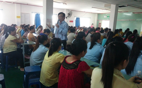 Công nhân Công ty TNHH may mặc Quảng Việt tham gia sinh hoạt công đoàn