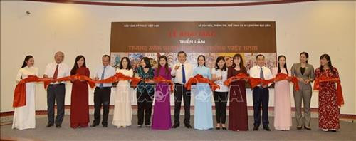 Các đại biểu cắt băng Khai mạc Triển lãm “Tranh dân gian truyền thống Việt Nam”. Ảnh: Nhật Bình - TTXVN Các đại biểu cắt băng Khai mạc Triển lãm “Tranh dân gian truyền thống Việt Nam”. Ảnh: Nhật Bình - TTXVN