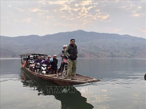 Mặc dù có phà lớn, nhưng người dân tại huyện Quỳnh Nhai vẫn sử dụng thuyền nhỏ để đi lại. Ảnh: Hữu Quyết – TTXVN Mặc dù có phà lớn, nhưng người dân tại huyện Quỳnh Nhai vẫn sử dụng thuyền nhỏ để đi lại. Ảnh: Hữu Quyết – TTXVN