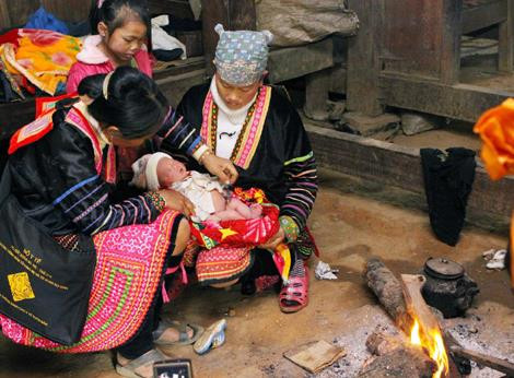 Mô hình “Cô đỡ thôn bản” đã góp phần hoàn thiện mạng lưới chăm sóc sức khỏe sinh. Ảnh minh họa: Dương Ngọc - TTXVN Mô hình “Cô đỡ thôn bản” đã góp phần hoàn thiện mạng lưới chăm sóc sức khỏe sinh. Ảnh minh họa: Dương Ngọc - TTXVN