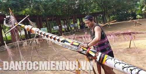 Cây nêu, cột lễ của đồng bào Cơ Tu được trang trí cầu kỳ từ đôi bàn tay khéo léo của các nghệ nhân trong làng. Ảnh: Hoàng Hải Cây nêu, cột lễ của đồng bào Cơ Tu được trang trí cầu kỳ từ đôi bàn tay khéo léo của các nghệ nhân trong làng. Ảnh: Hoàng Hải