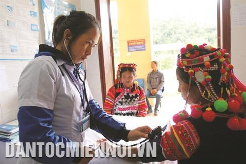 Công tác chăm sóc sức khỏe đồng bào dân tộc ở xã Sín Thầu thường xuyên được quan tâm. Trong ảnh: Khám, chữa bệnh cho đồng bào dân tộc Hà Nhì tại Trạm y tế xã Sín Thầu.