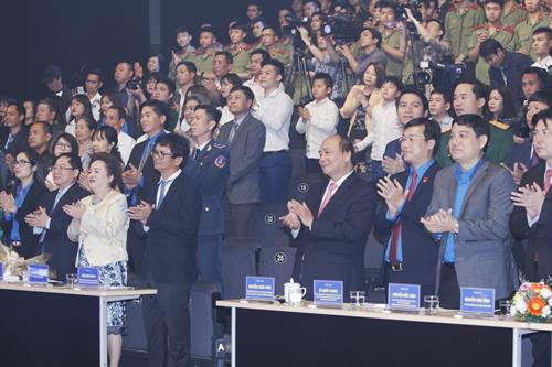 Thủ tướng Nguyễn Xuân Phúc và các đại biểu tham dự buổi lễ. Ảnh: Lâm Khánh - TTXVN Thủ tướng Nguyễn Xuân Phúc và các đại biểu tham dự buổi lễ. Ảnh: Lâm Khánh - TTXVN